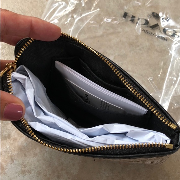 ❌SOLD❌ 🆕🌸COACH CORNER ZIP WRISTLET🌼 - Picture 5 of 6